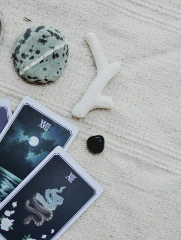 When not to read Tarot cards: 10 wrong moments (and why they may mislead you)